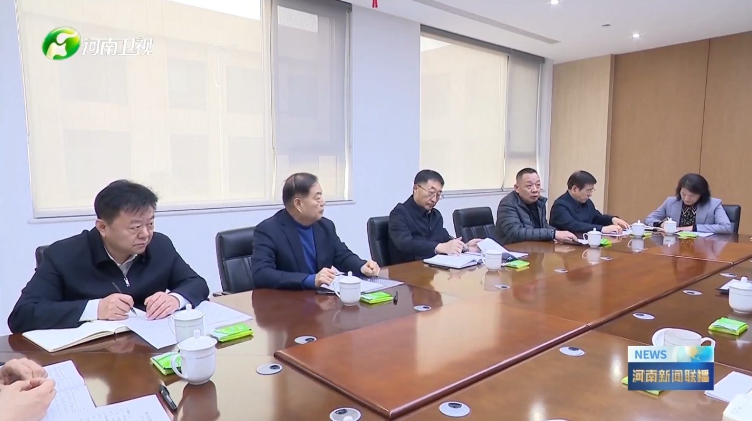 河南卫视新闻联播报道半岛（中国）集团党委书记、创始人楚金甫参加省委书记刘宁在许昌召开的民营企业座谈会